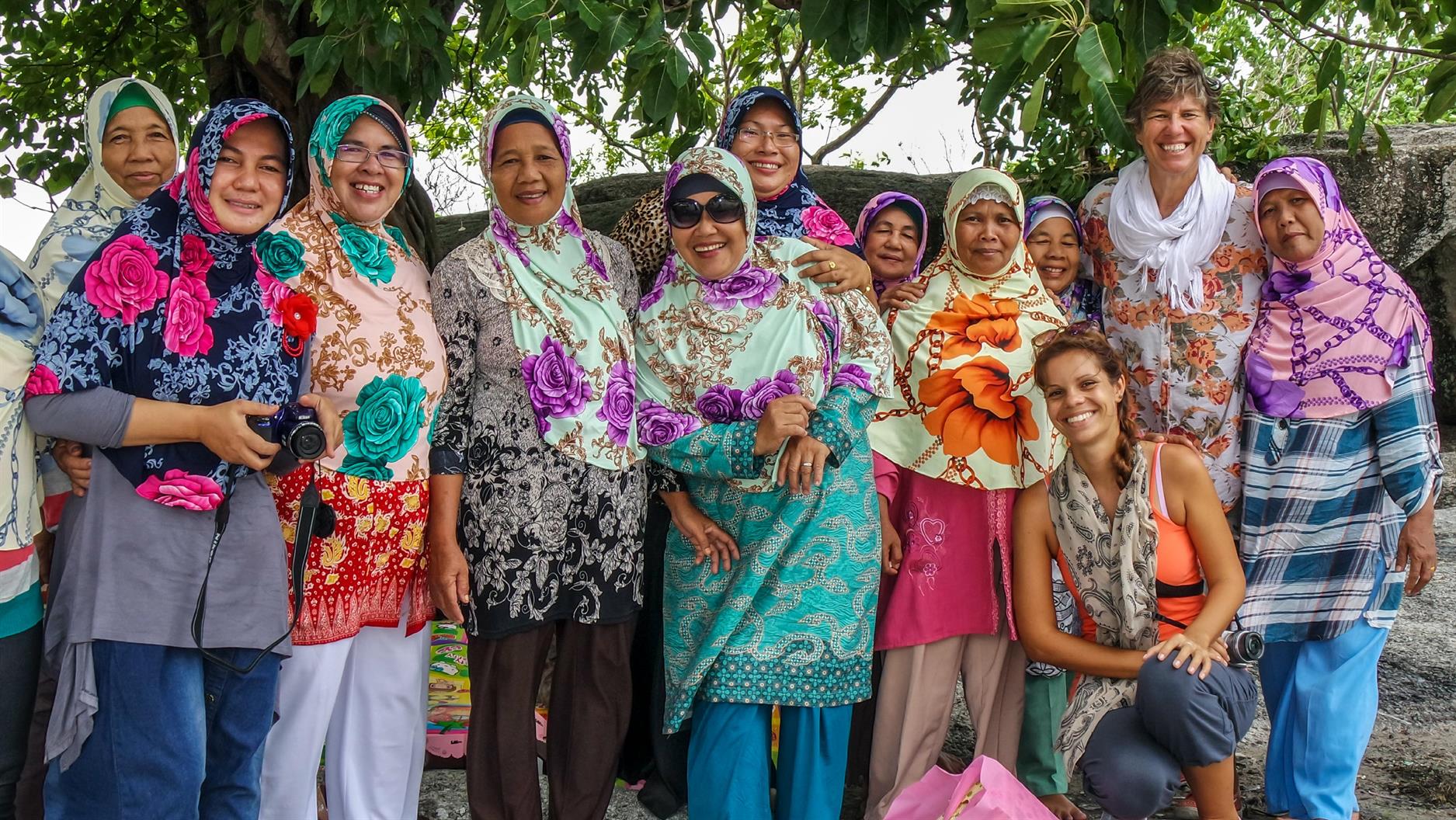 Die indonesischen Damen am Strand von Belitung wollen unbedingt ein Bild mit uns. Also nutzen wir die Gelegenheit und knipsen ebenfalls ein Bild mit uns :-)) ...